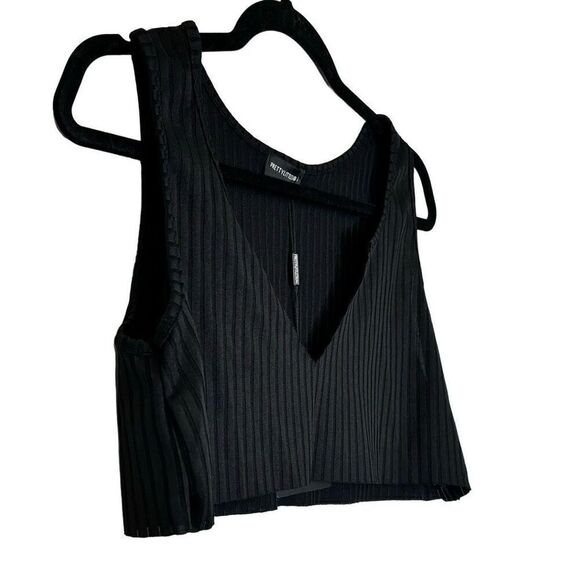 NWT Pretty Little Thing Rib Deep V-neck Raw Edge Crop Tank Top Black Size 12 - Picture 2 of 7
